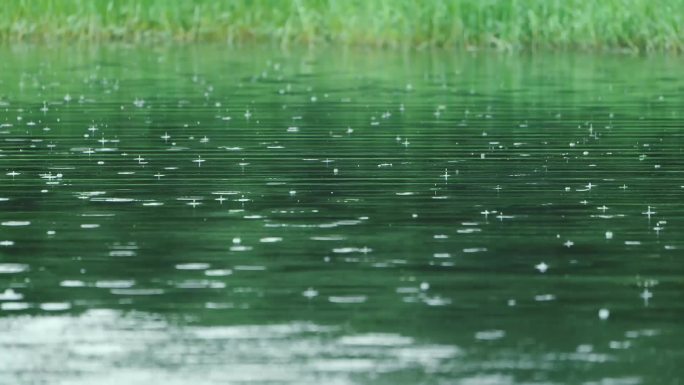 下着小雨的湖面