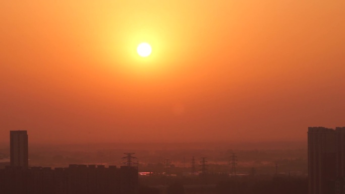 城市浪漫早晨阳光初生的太阳日出东方清晨