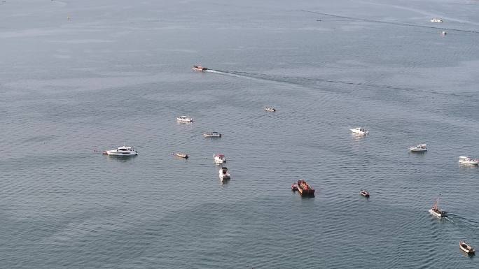 航拍威海市高新区小石岛西侧海面上的钓鱼船
