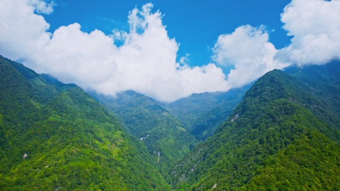 高山峡谷蓝天白云