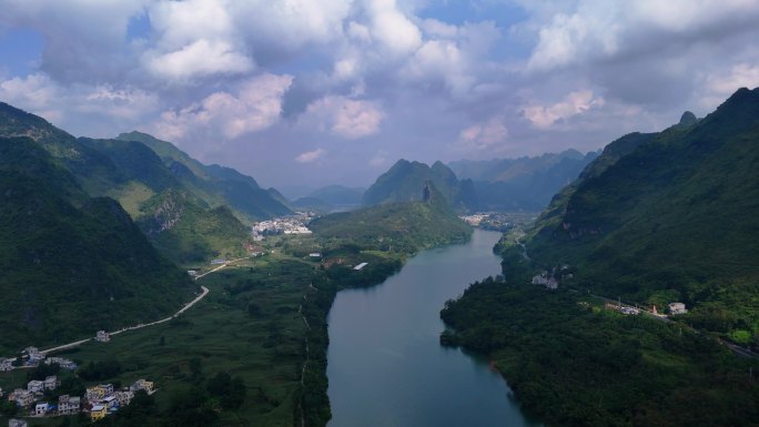 红水河大化段风光河面船只河畔水岸