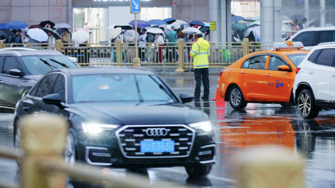 大雨下雨天车流人流行人路面雨滴脚步