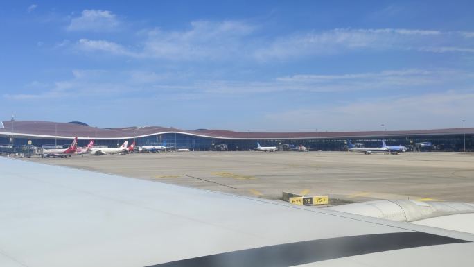 北京大兴机场起飞前从机舱拍摄的画面