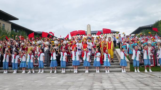 各少数民族学生聚在一起升格慢动作