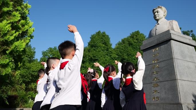 小学生陵园祭奠革命英烈英雄