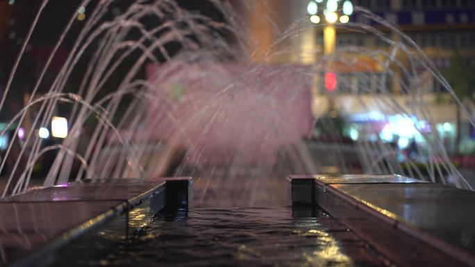 夜间水池喷泉水流