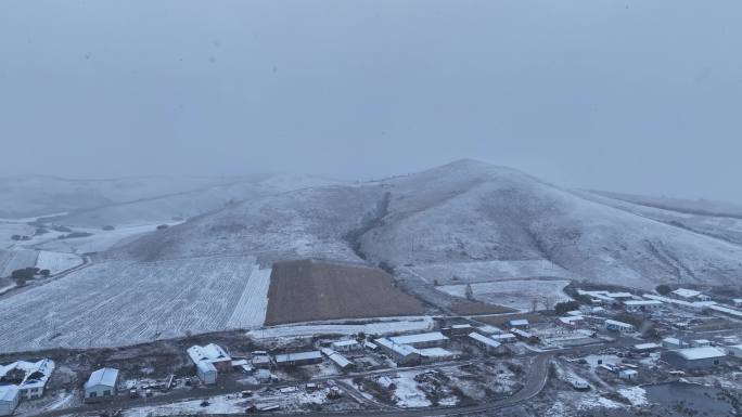 航拍风雪交加的山村