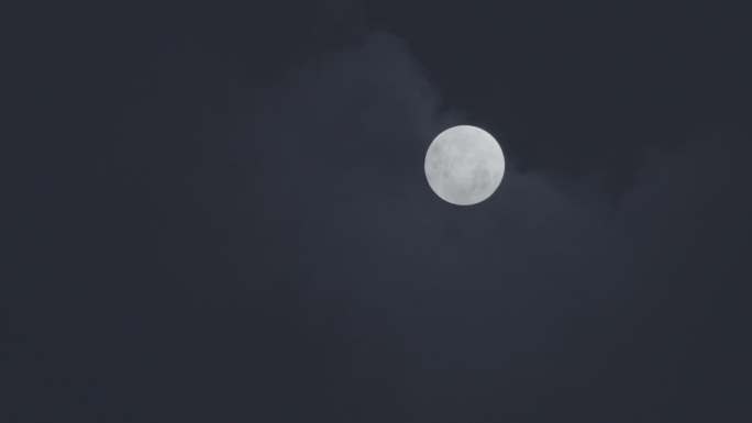 夜晚的月亮和云，满月。