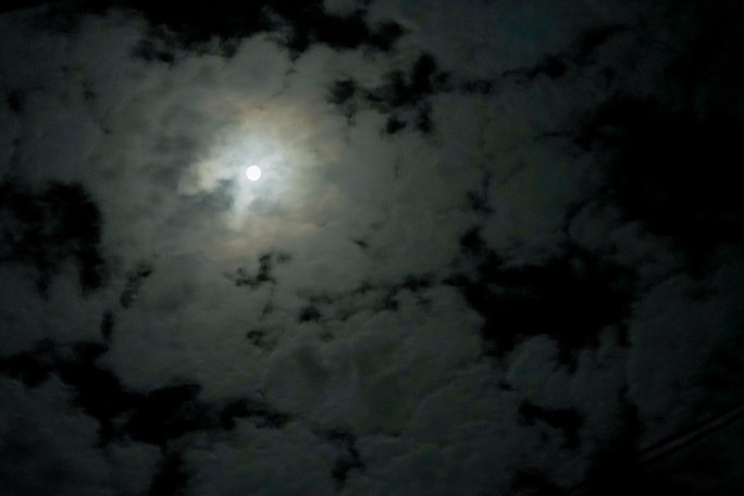 延时拍摄 月亮在云层里穿梭