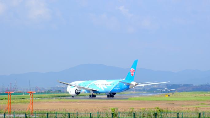 民航客机飞机波音787进入跑道