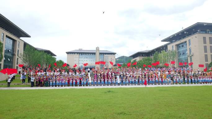 各少数民族学生聚在一起升格慢动作