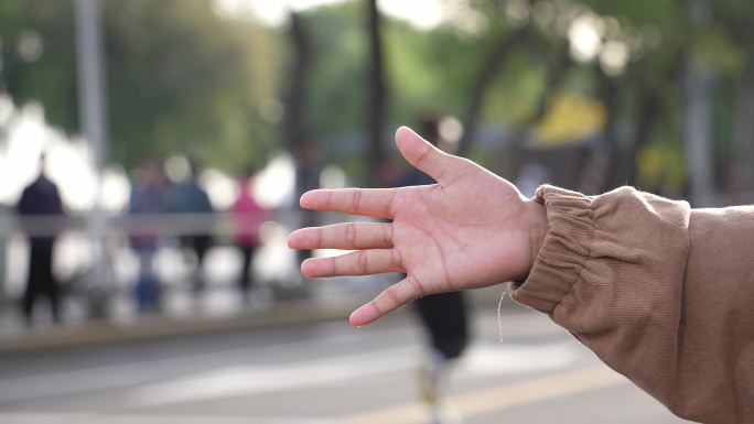 马拉松比赛路人和运动员击掌鼓励