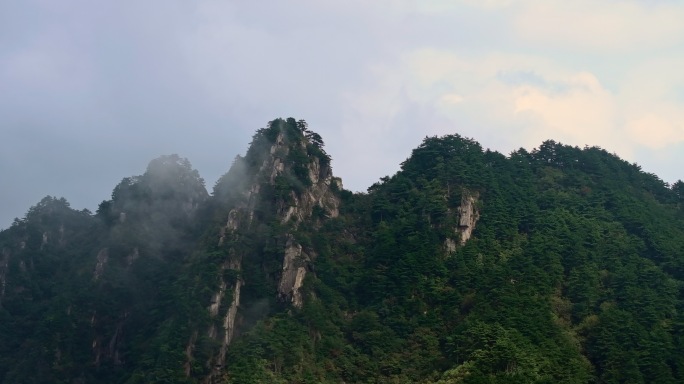 险峻山峰