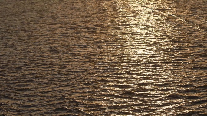 海上日出水波荡漾