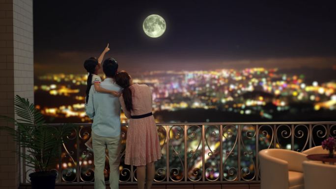 一家三口阳台看月亮看风景
