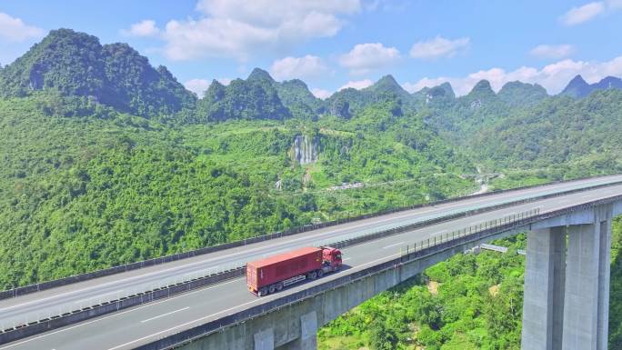 航拍中国最美高速大卡车物流