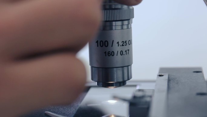 显微计数目尺显微镜操作03切换油镜头