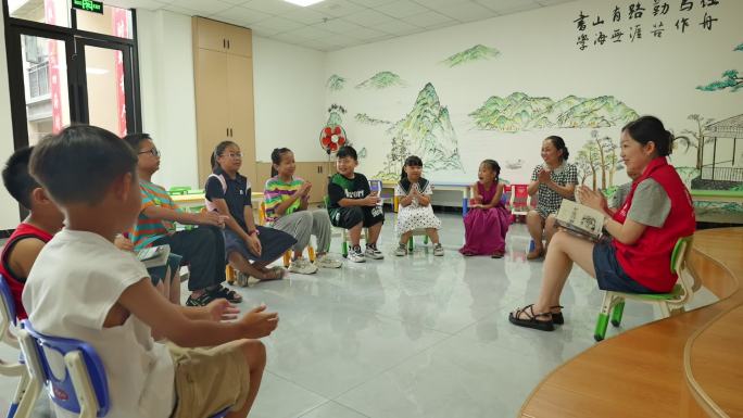 学生在进行下文明实践教育看书学习读书