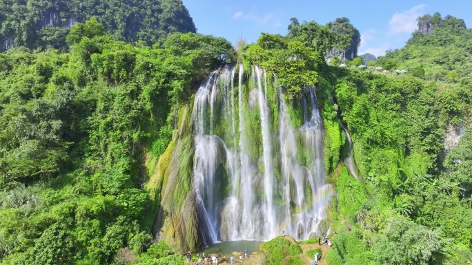 广西山水三叠岭瀑布阳光彩虹