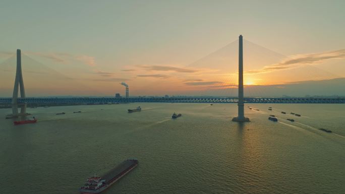 夕阳下美丽壮观的长江铁路大桥航拍4K