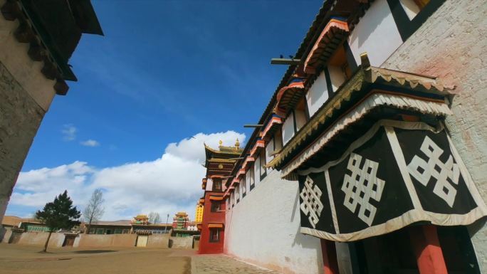 阿坝蓝天白云各莫寺建筑