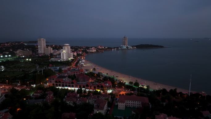 青岛第一海水浴场沙滩上的夜景