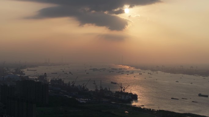 无锡江阴夕阳下的长江港口码头风景航拍
