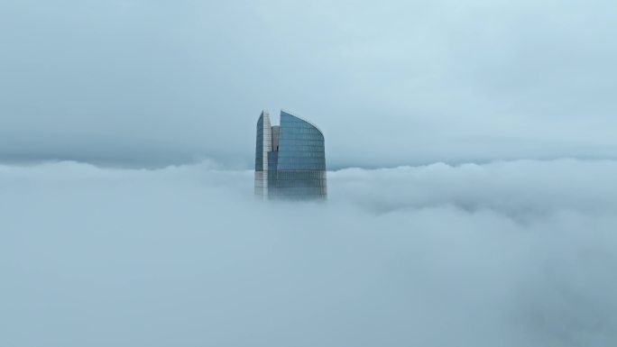 武汉第二高楼武汉中心大厦与低空云层穿云