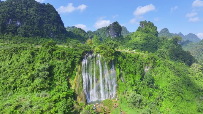 航拍广西三叠岭瀑布阳光彩虹