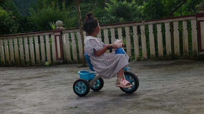 小孩玩耍骑车运动童年小孩子升格