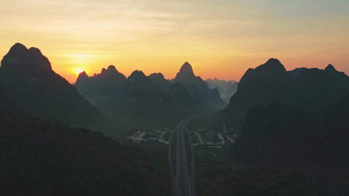 航拍中国最美高速服务区日出