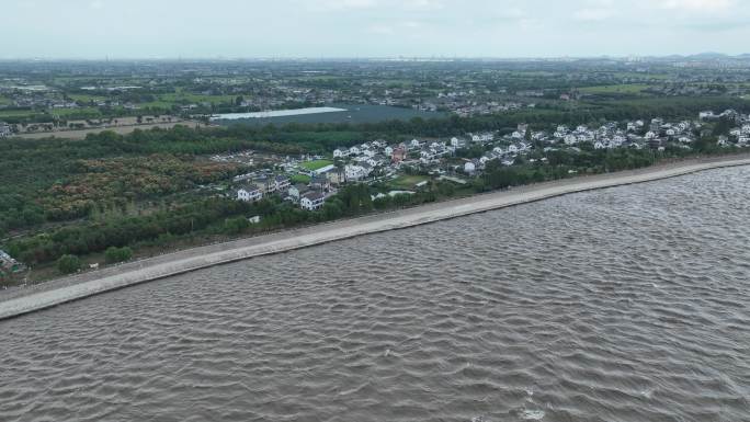 航拍浙江杭州嘉兴钱塘江涨潮海塘堤坝新农村