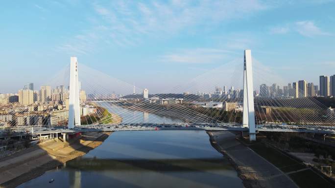 航拍武汉城市桥梁月湖桥交通道路车流全景