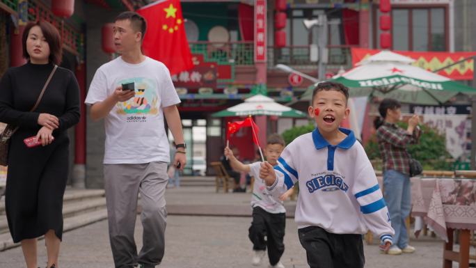 国庆氛围孩子手持国旗奔跑庆祝祖国生日