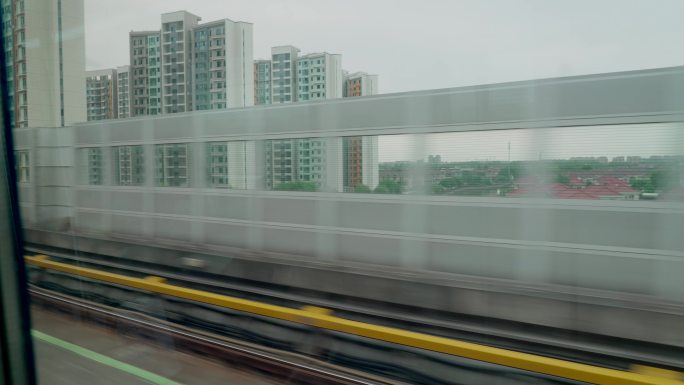 地上地铁穿梭在城市窗外风景