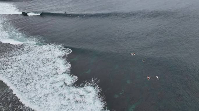 航拍一道道海浪海岸线