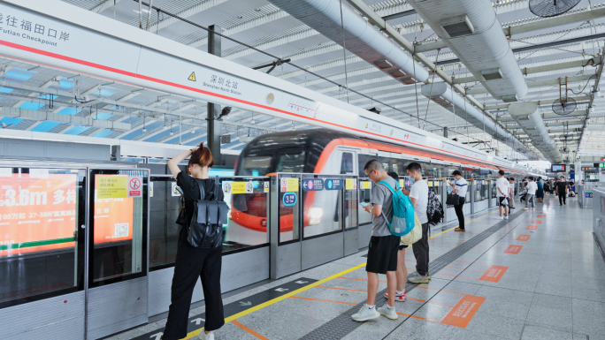 深圳地铁站台乘客人文人流素材