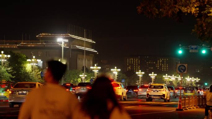 夜晚的北京长安街街景车辆自行车路人实拍