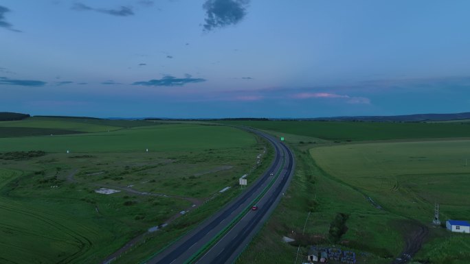 穿越垦区的高速公路暮色