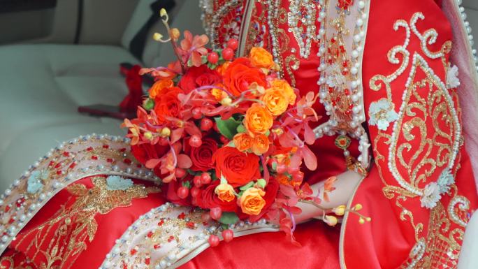 中式秀禾服新娘手里的鲜花手捧花