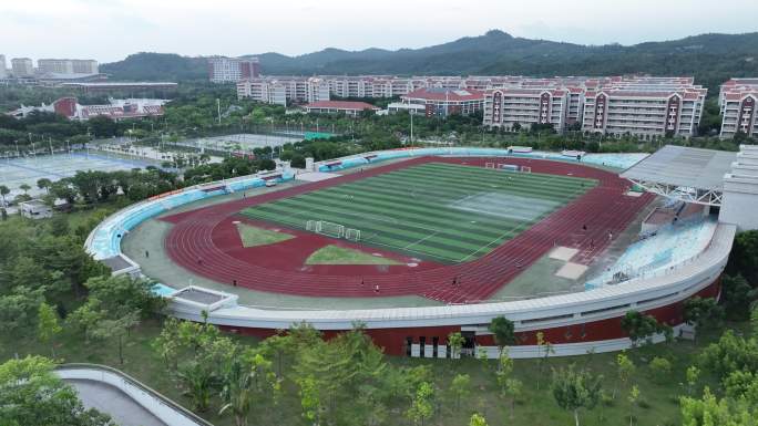 学校操场航拍校园风光足球场俯拍学校运动场