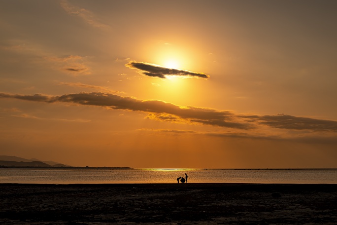 海边夕阳幸福的一家人