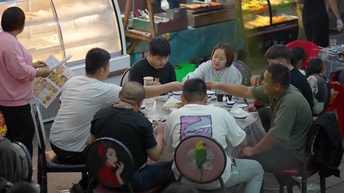 露天餐饮路边摊食客就餐景区餐饮业烟火气息