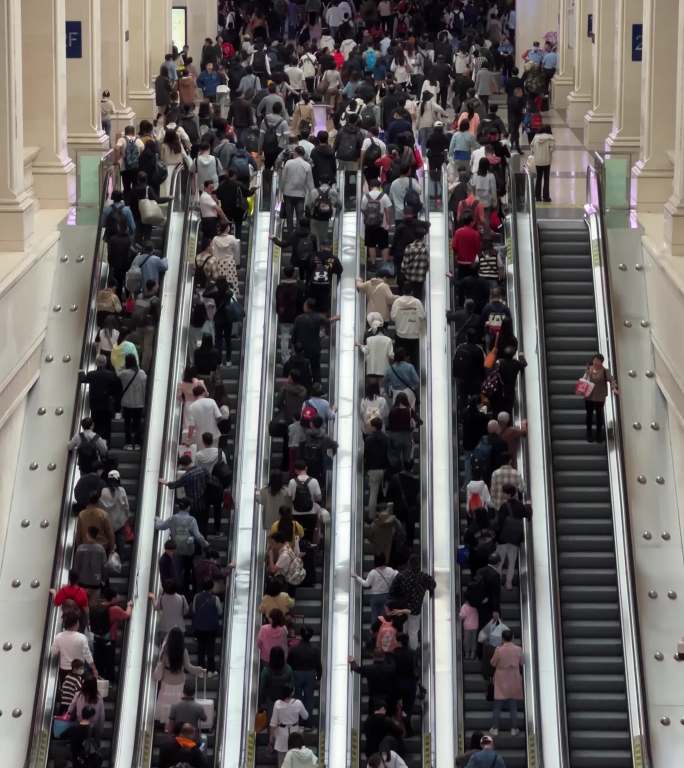 竖版节日期间高铁汉口站人山人海的旅客人流