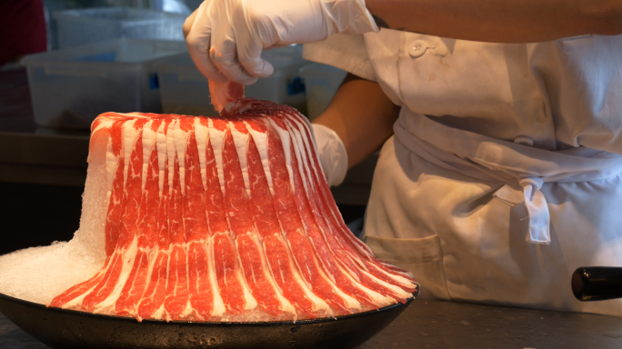 涮锅店食客-羊肉卷-牛丸-排队等餐-聚餐