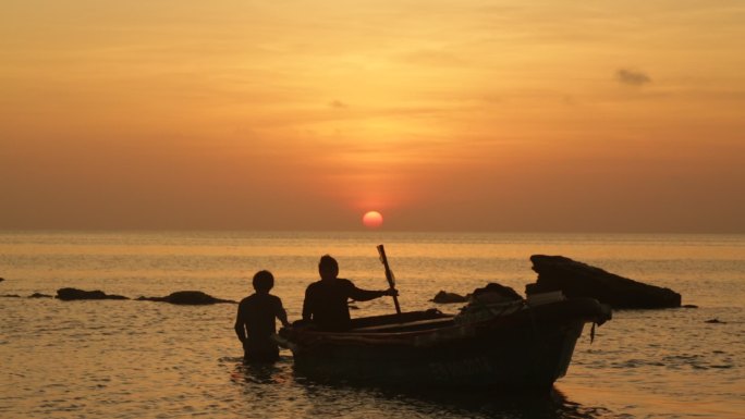 三沙渔民 渔民出海  傍晚