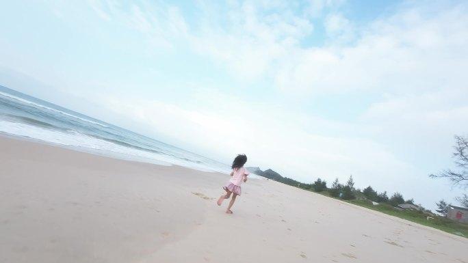 穿越机fpv航拍海边沙滩小女孩跑步海岸线