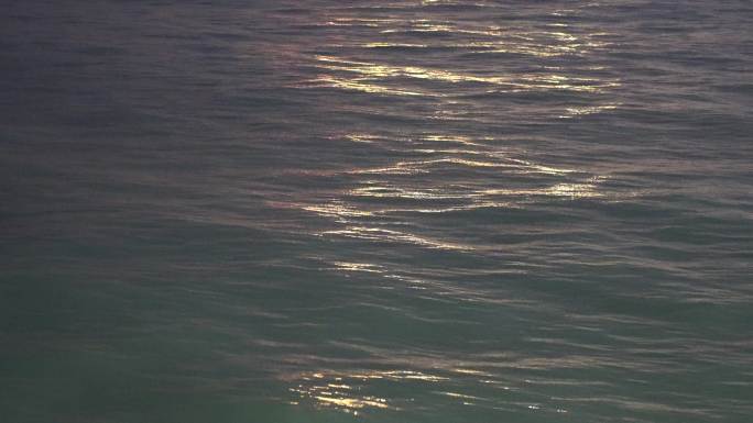 夜晚湖面水面海面灯光波光粼粼俯拍特写波纹