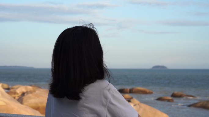 女孩站在海边看海一个人看风景风光女性背影