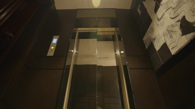 豪华别墅里私人电梯开门